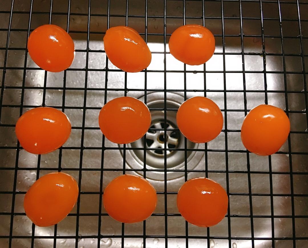 如何保存生的咸鸭蛋黄？