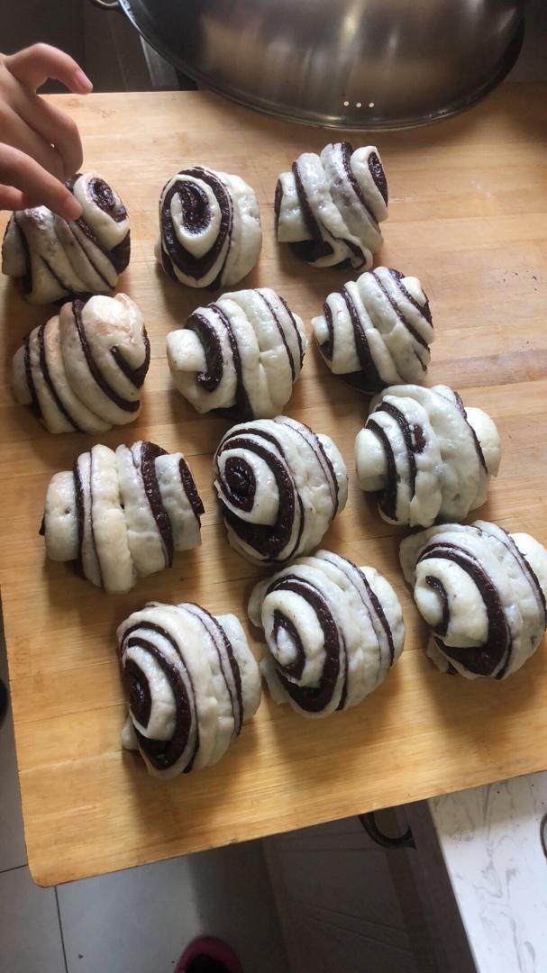 双色巧克力花卷