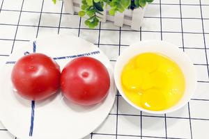 西红柿炒鸡蛋时，多加这一步，鸡蛋香嫩又入味的做法 步骤1