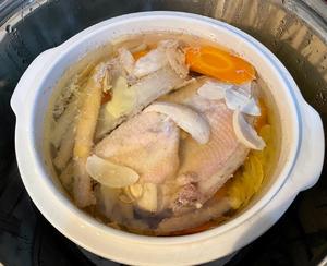 沙参百合麦冬玉竹胡萝卜鸡汤的做法 步骤2