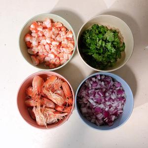 老少皆宜的鲜虾杂蔬炒饭1的做法 步骤2