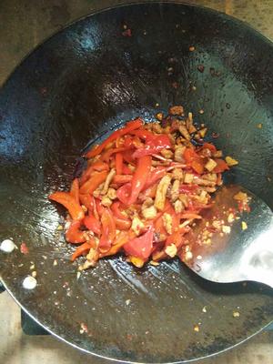 红椒炒肉的做法 步骤3
