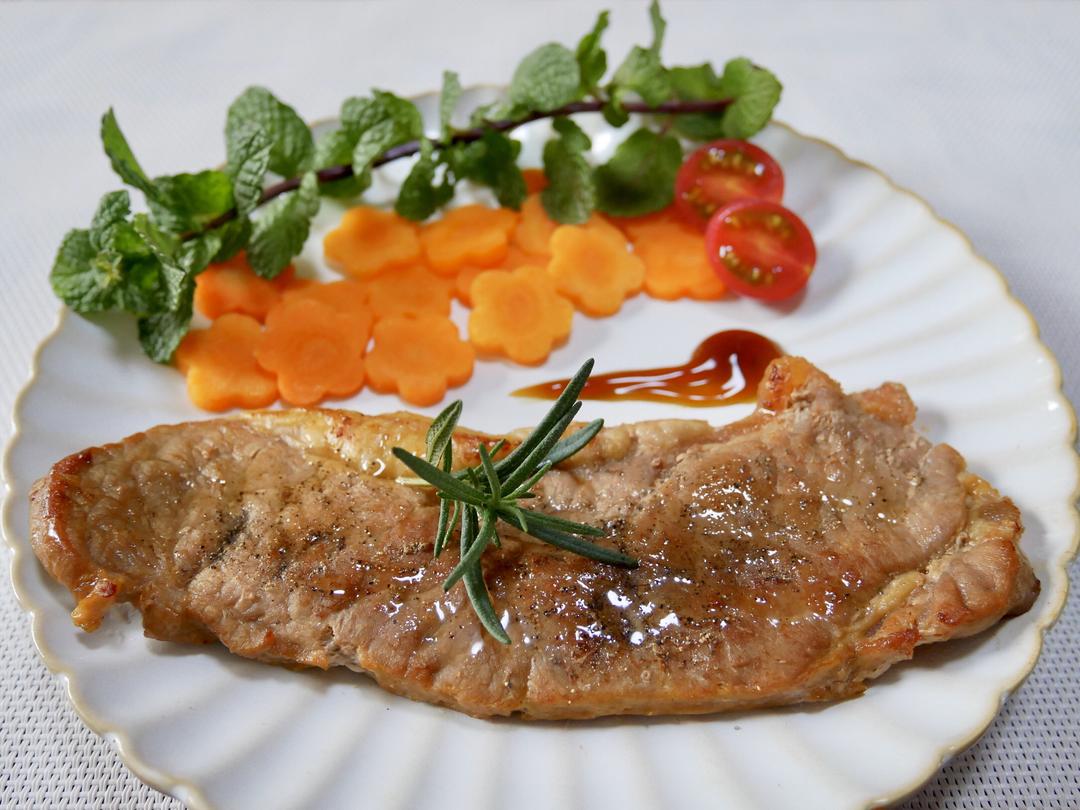 0人做过这道菜joyce_qm用料香煎西冷牛排的做法摆盘～上传你做的香煎