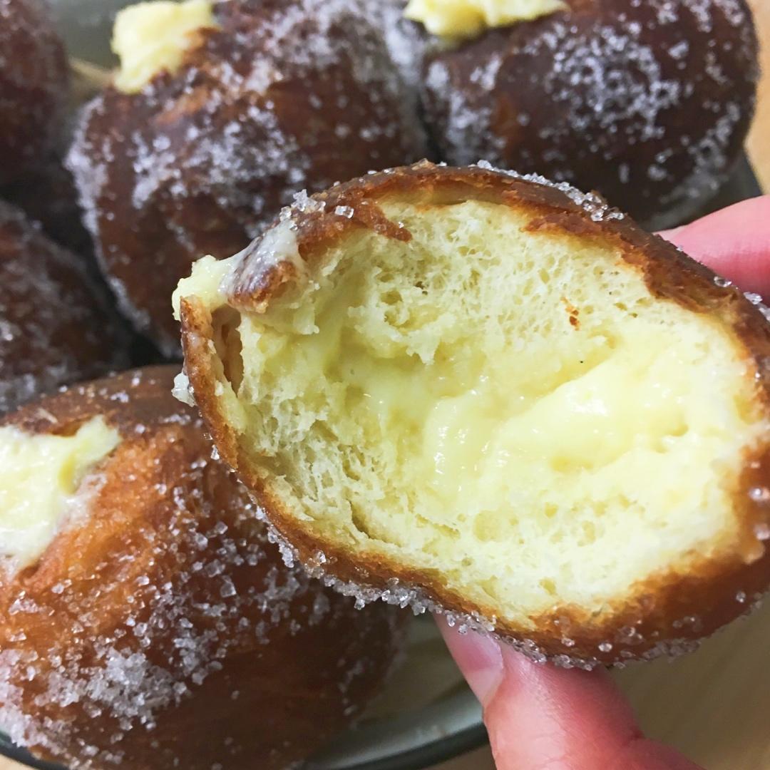 好吃到哭泣的甜甜圈VANILLA CREAM-FILLED DOUGHNUTS