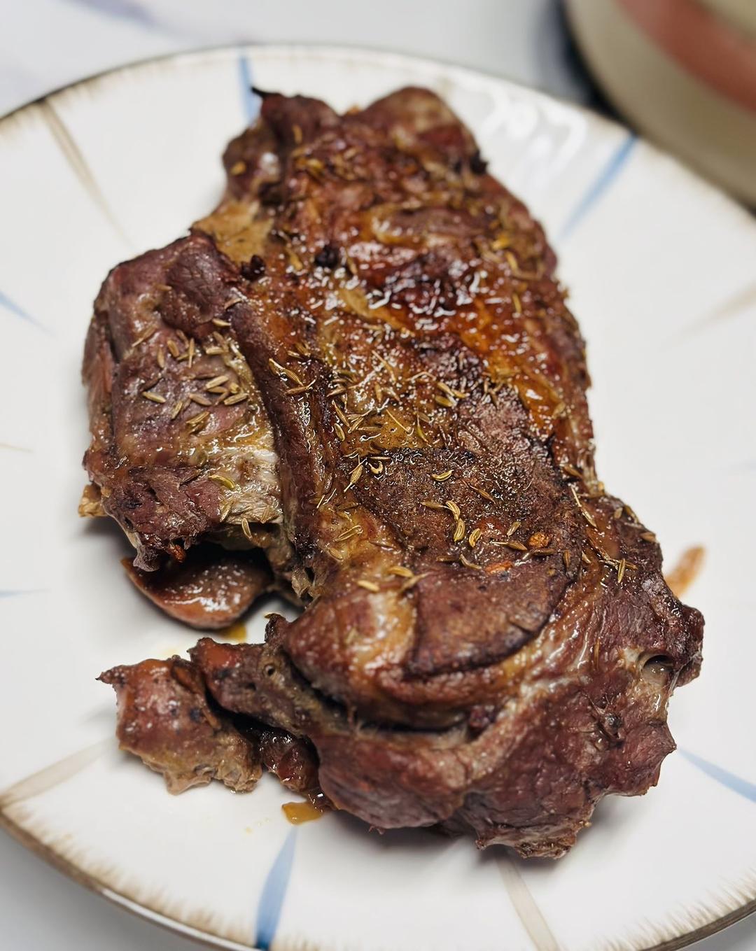 家庭版超嫩多汁的烤羊腿肉