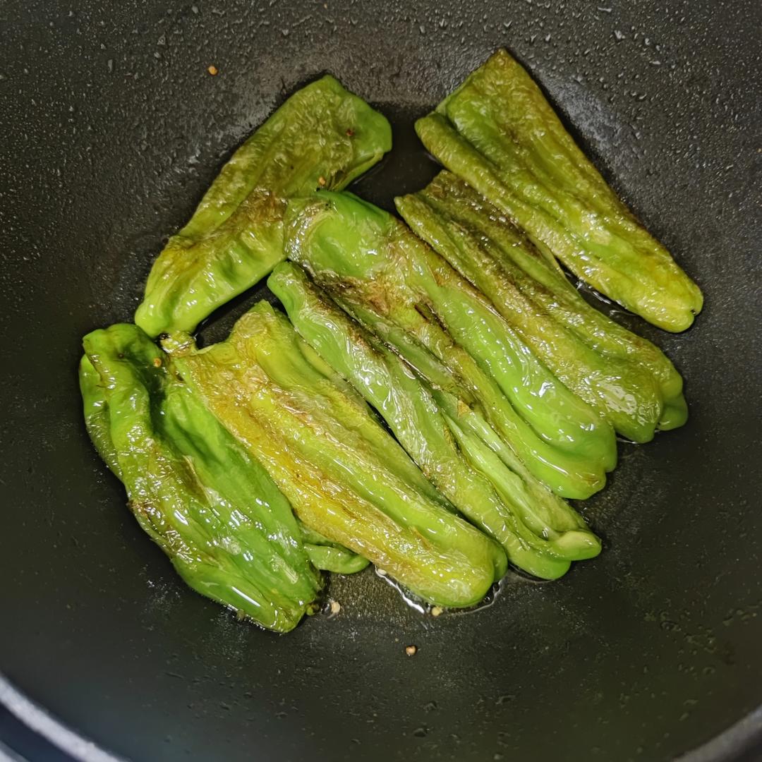 不要被它的外表吓到，吃一口会让你念念不忘辣椒擂皮蛋茄子