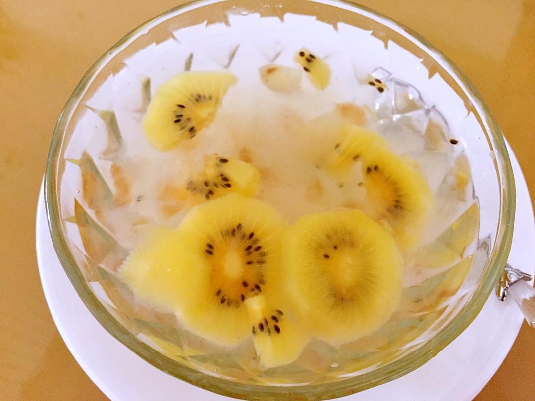 桃胶百合水果燕窝炖品