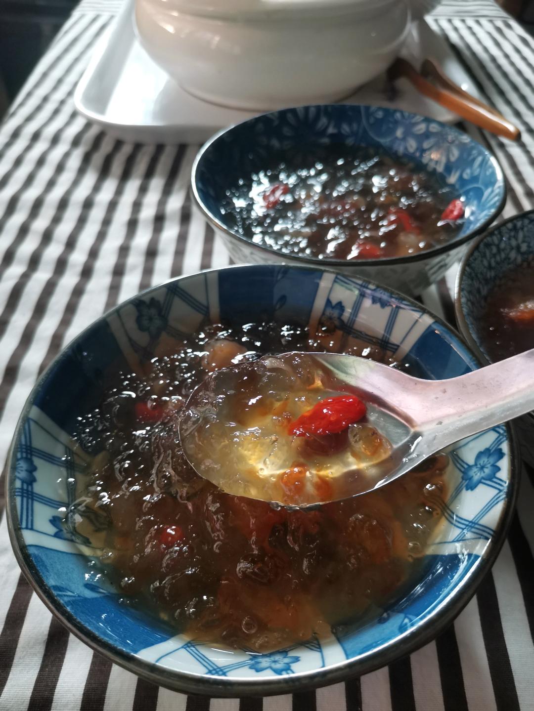 桃胶皂角米雪燕羹