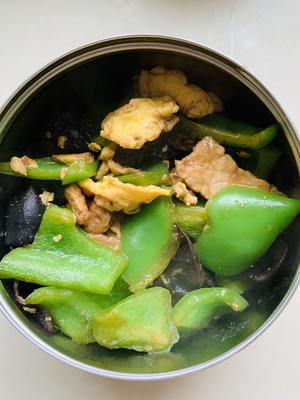 健康低脂的菜椒木耳炒鸡蛋肉片和十米饭（教你杂粮饭一顿吃不了怎么办）的做法 步骤7
