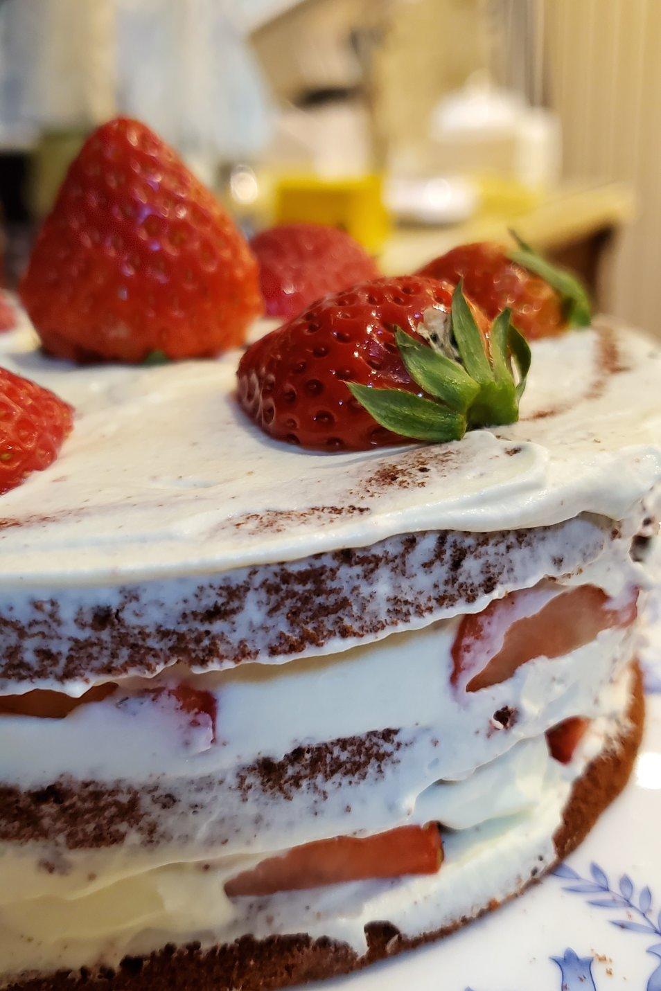 红丝绒草莓夹心蛋糕