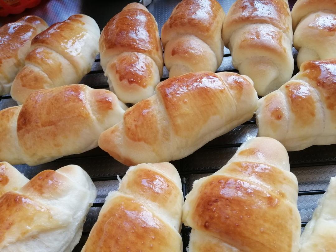 又香又软又拉丝，咬一口奶香十足！超治愈的淡奶油波兰种小餐包