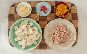 咸蛋黄豆腐煲的做法 步骤2