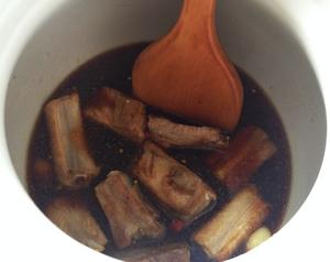 金针菇土豆胡萝卜炖排骨的做法 步骤3