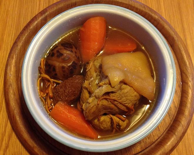 猪蹄香菇虫草花红萝卜汤的做法