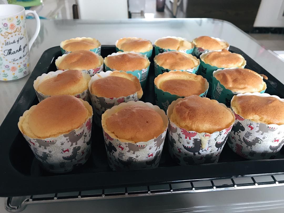 软绵绵戚风纸杯蛋糕