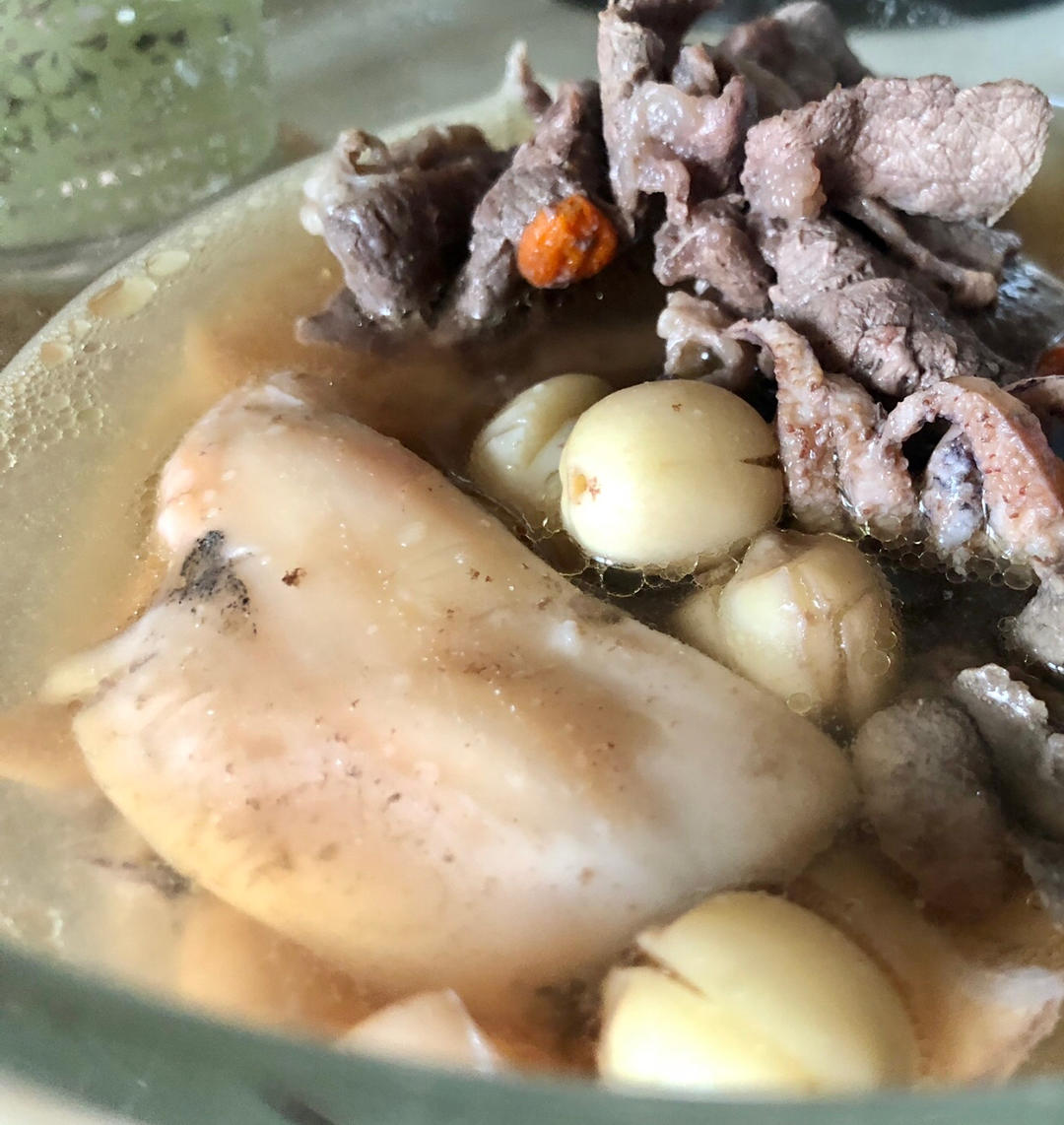 滋补肝血的双莲墨鱼汤