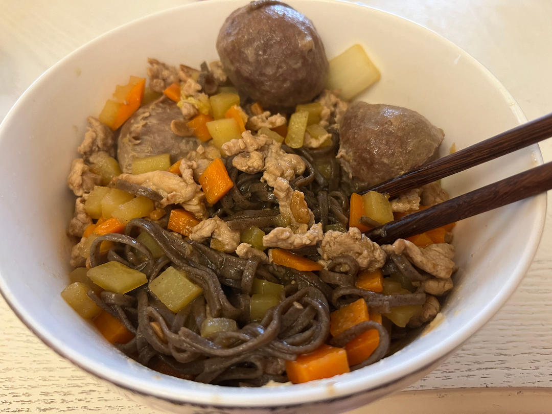 土豆胡萝卜肉酱挂面