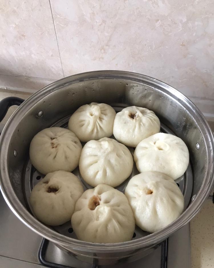 松软多汁的肉包子