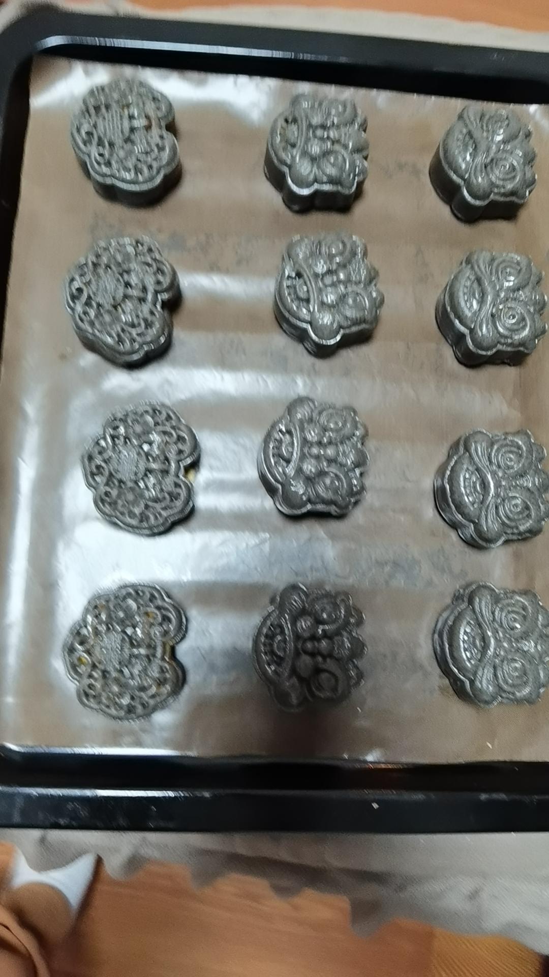 黑米鎏金月饼——附莲蓉蛋黄肉松馅做法～