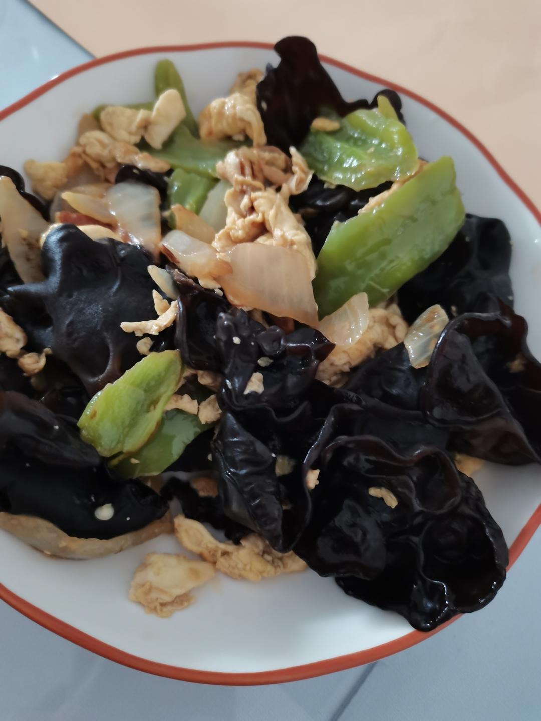 洋葱木耳青椒炒鸡蛋  简单又美味