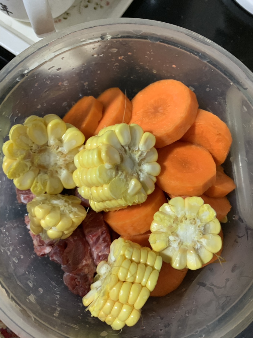 胡萝卜猪骨汤的做法 步骤1