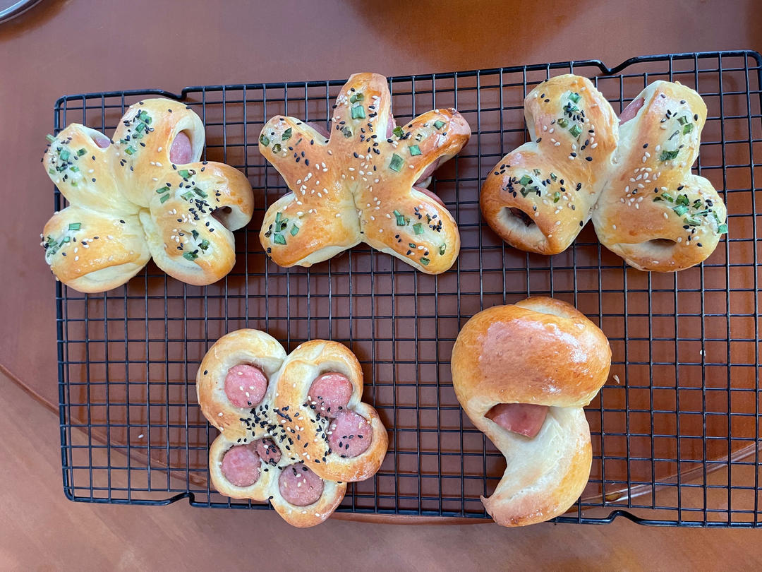 花样香肠面包，软萌可爱柔软拉丝，出炉后趁热吃上一个不能更满足