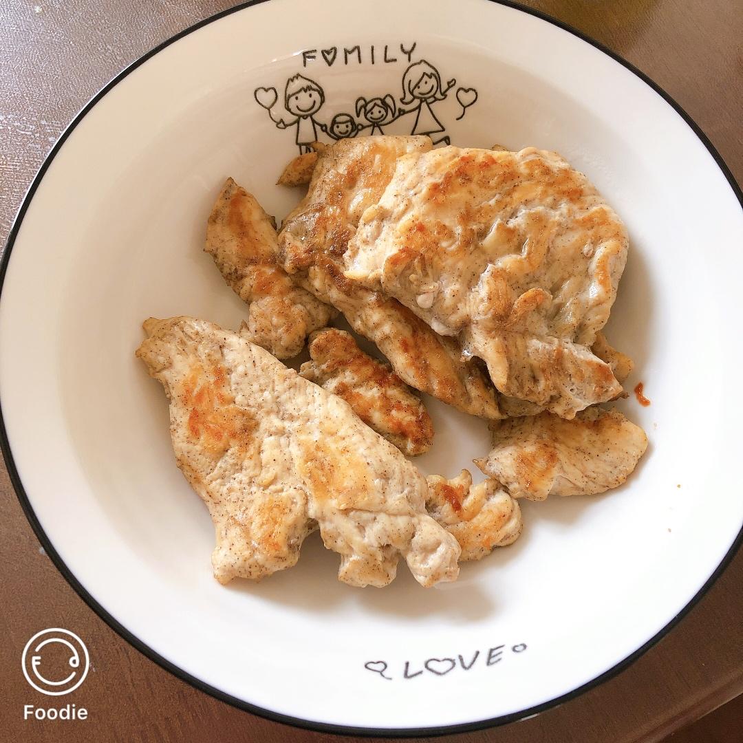 香煎鲜嫩多汁的黑椒鸡胸肉