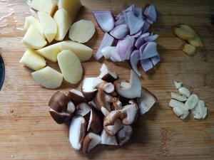 香菇土豆炖鸡块🐔的做法 步骤2
