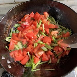 芹菜西红柿炒火腿肠的做法 步骤5