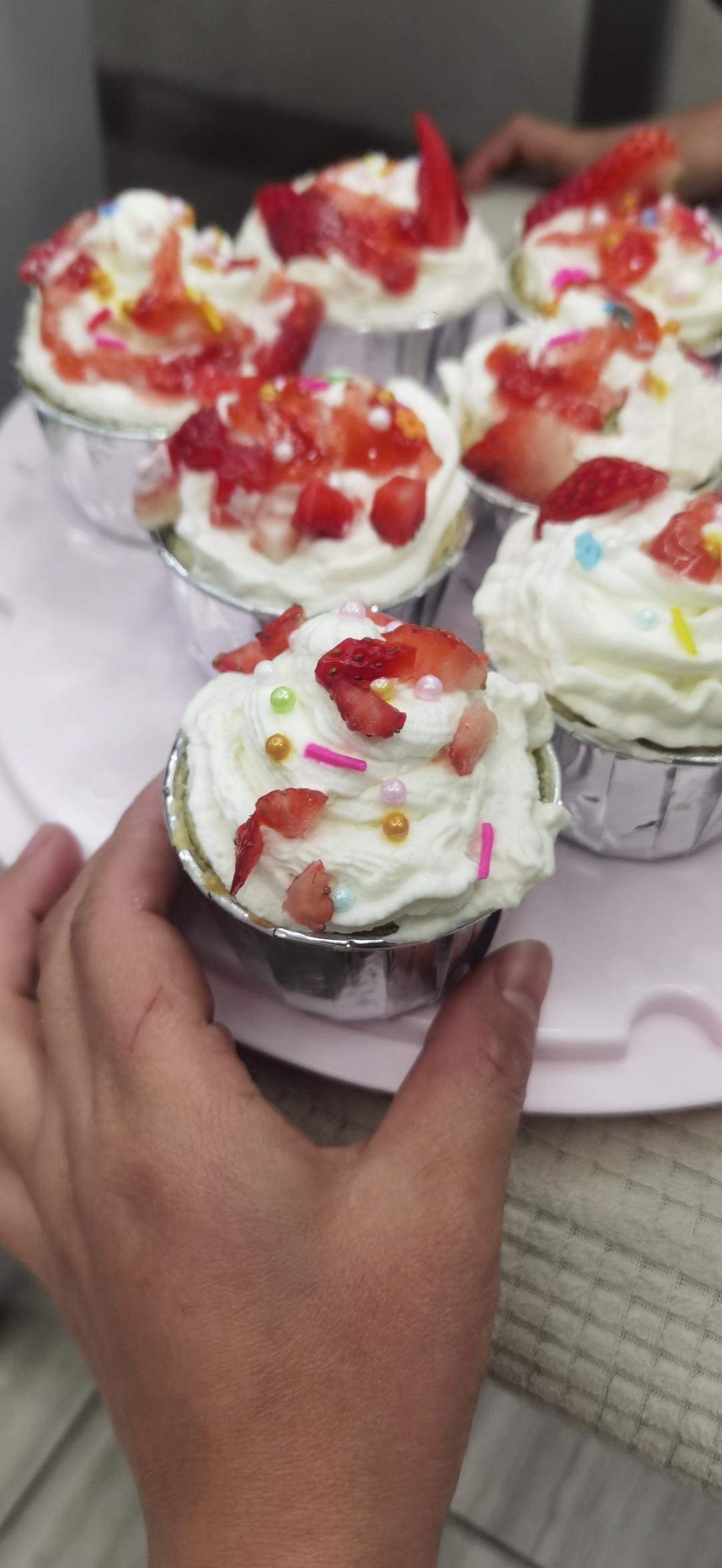 新年小甜品🧨红丝绒草莓纸杯蛋糕｜配方详细