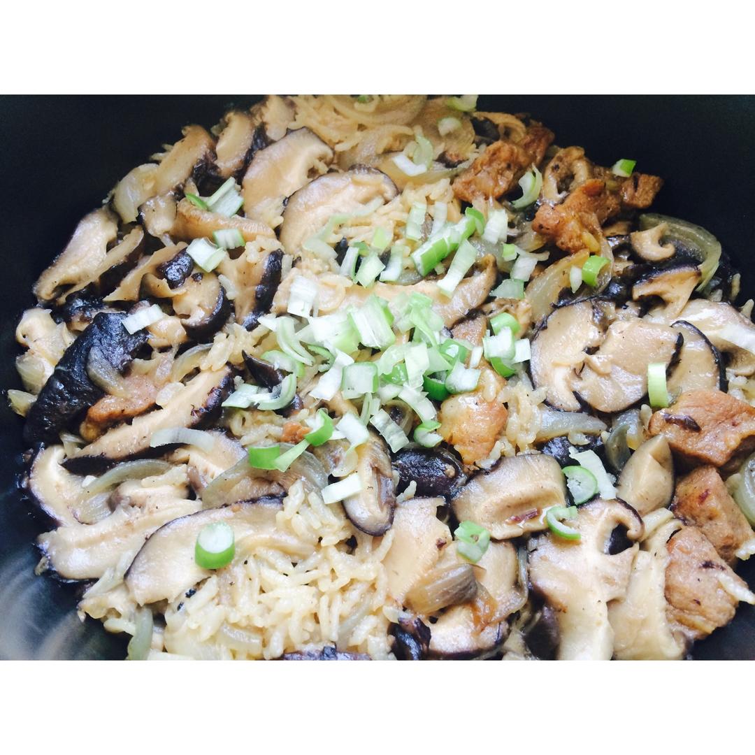 酱香香菇鸡肉焖饭