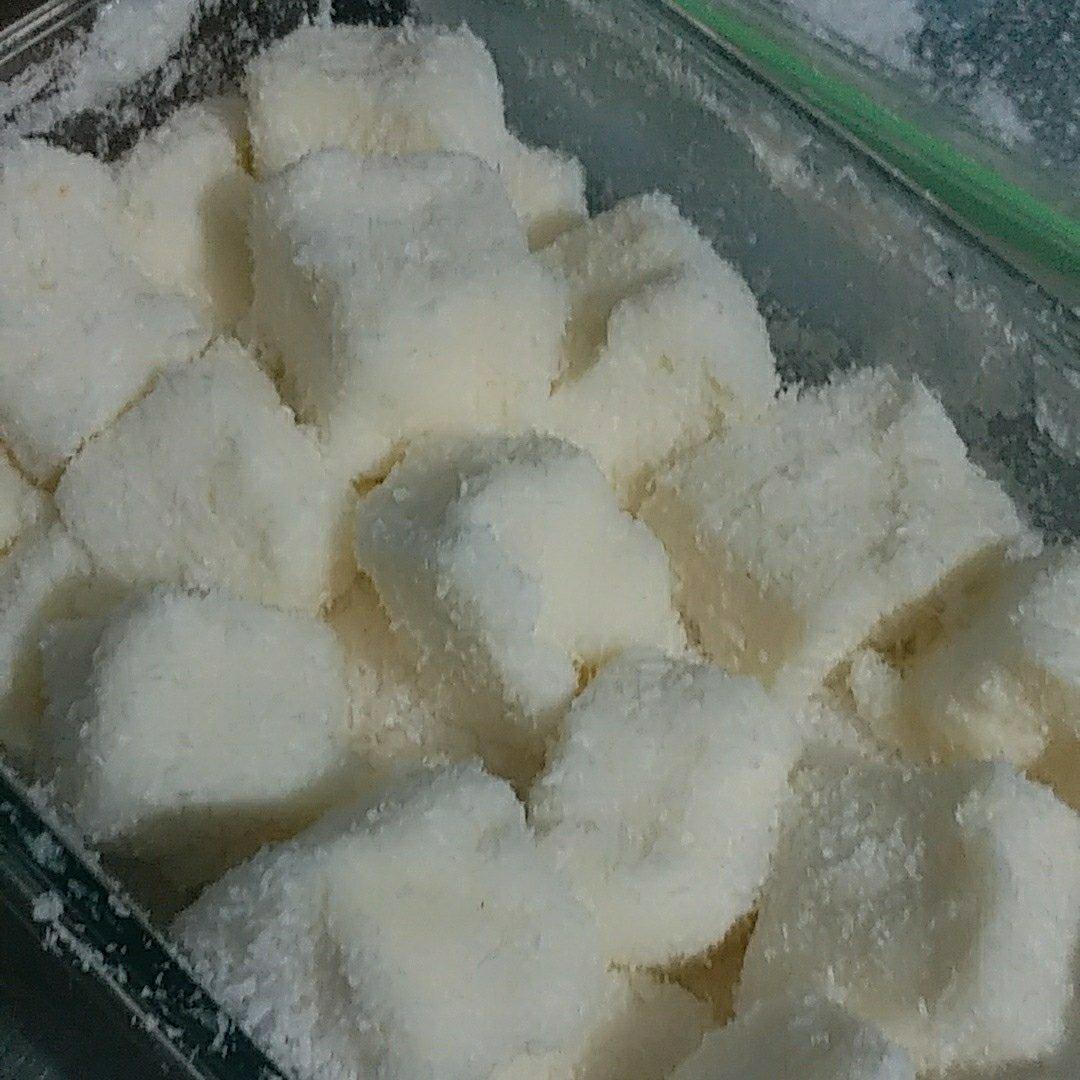 【视频】85度C 椰蓉牛奶小方～不用烤箱的夏日甜点