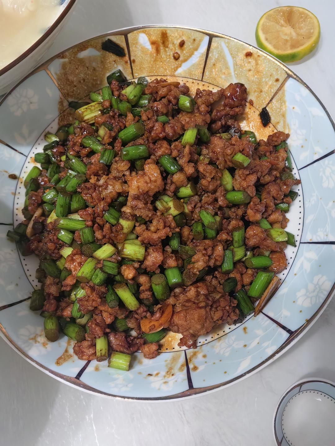 蒜苔炒肉末，三碗米饭都不够吃