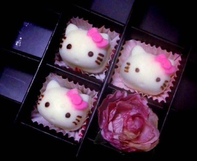 萌萌的KT猫冰激凌馅巧克力的做法