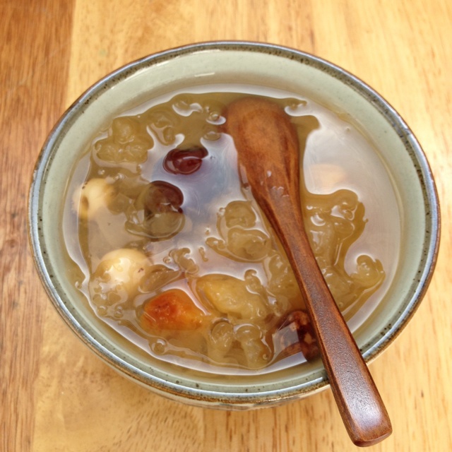 红枣莲子银耳汤