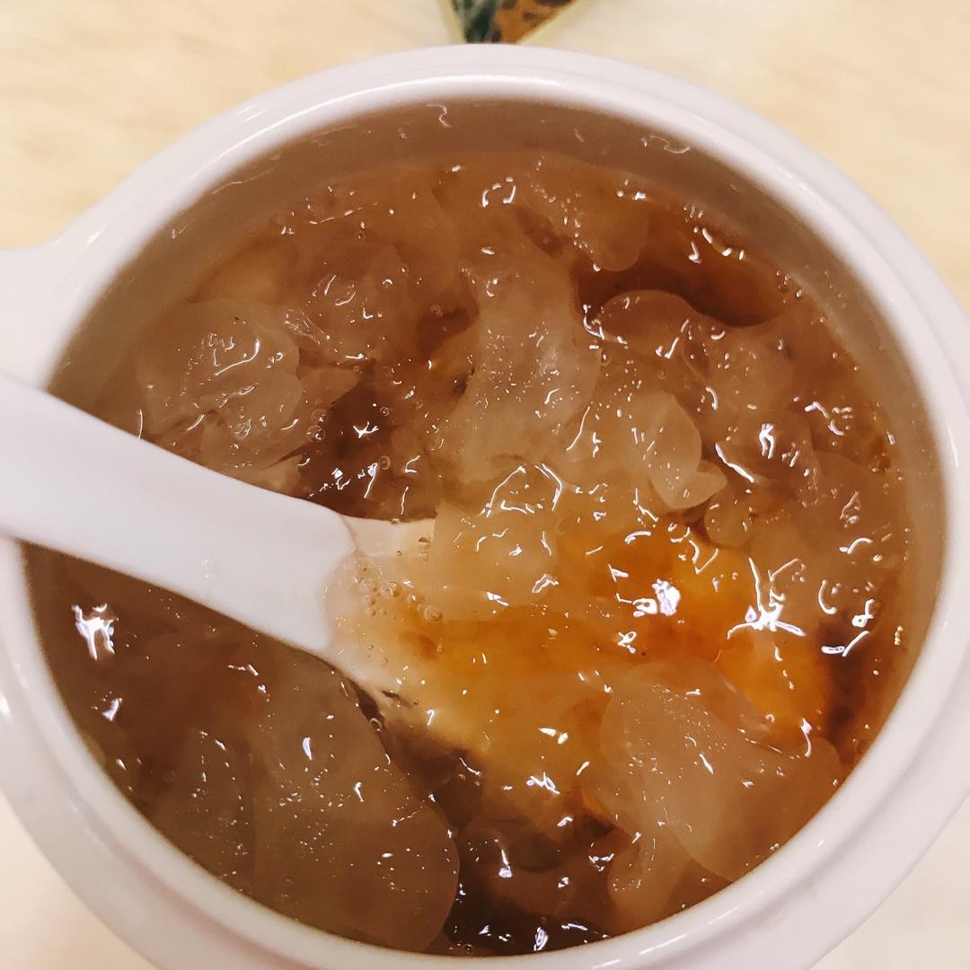 桃胶银耳红枣羹