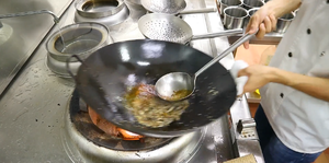 厨师长教你：“响油鳝丝”的家常做法，味道非常赞的做法 步骤11