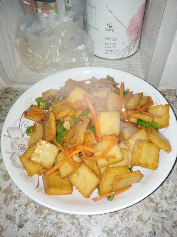 鱼豆腐炒青椒胡萝卜片