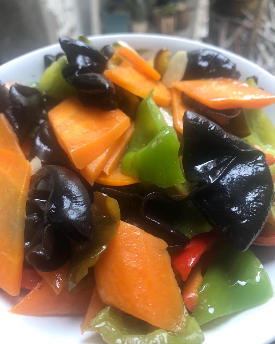 胡萝卜香菇炒木耳