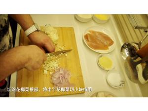 《星厨大卫的厨房》葡萄牙大厨Deivid教您在家做奶油蘑菇鸡肉卷的做法 步骤5