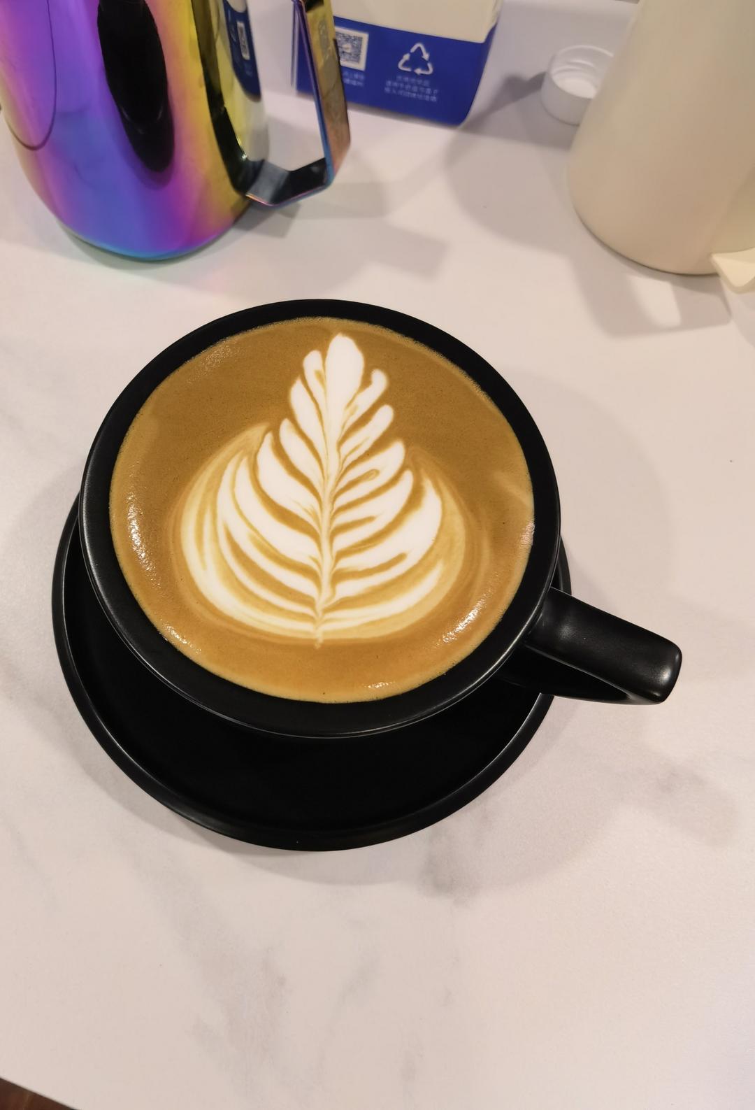 咖啡拉花入门指南 | 干货满满！就算买不起16W咖啡机，也不算亏啊