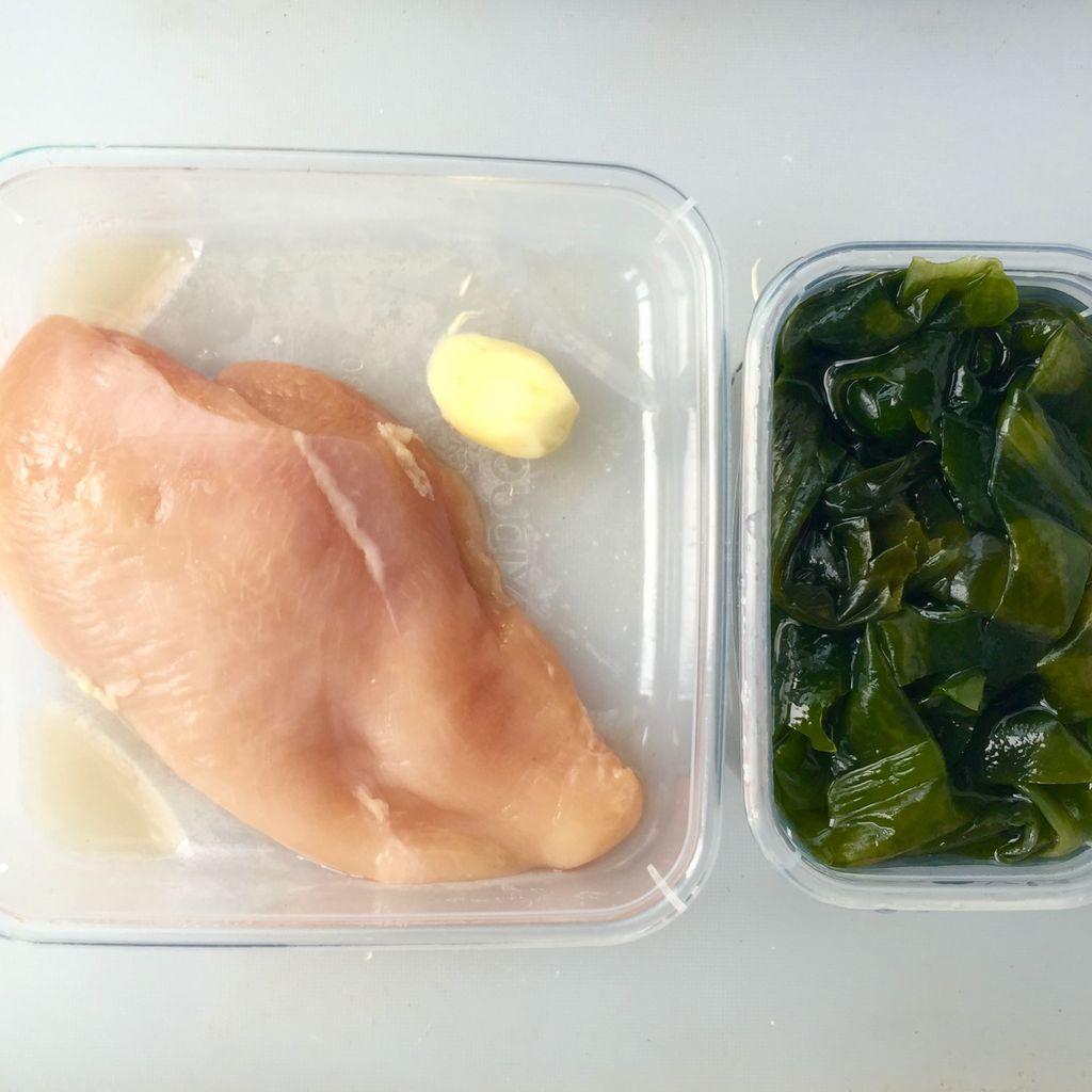 【食之味】海藻薏米炖鸡的做法 步骤1