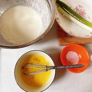 【零厨艺轻松做】从小吃到大的早餐——香软葱花蛋饼的做法 步骤3