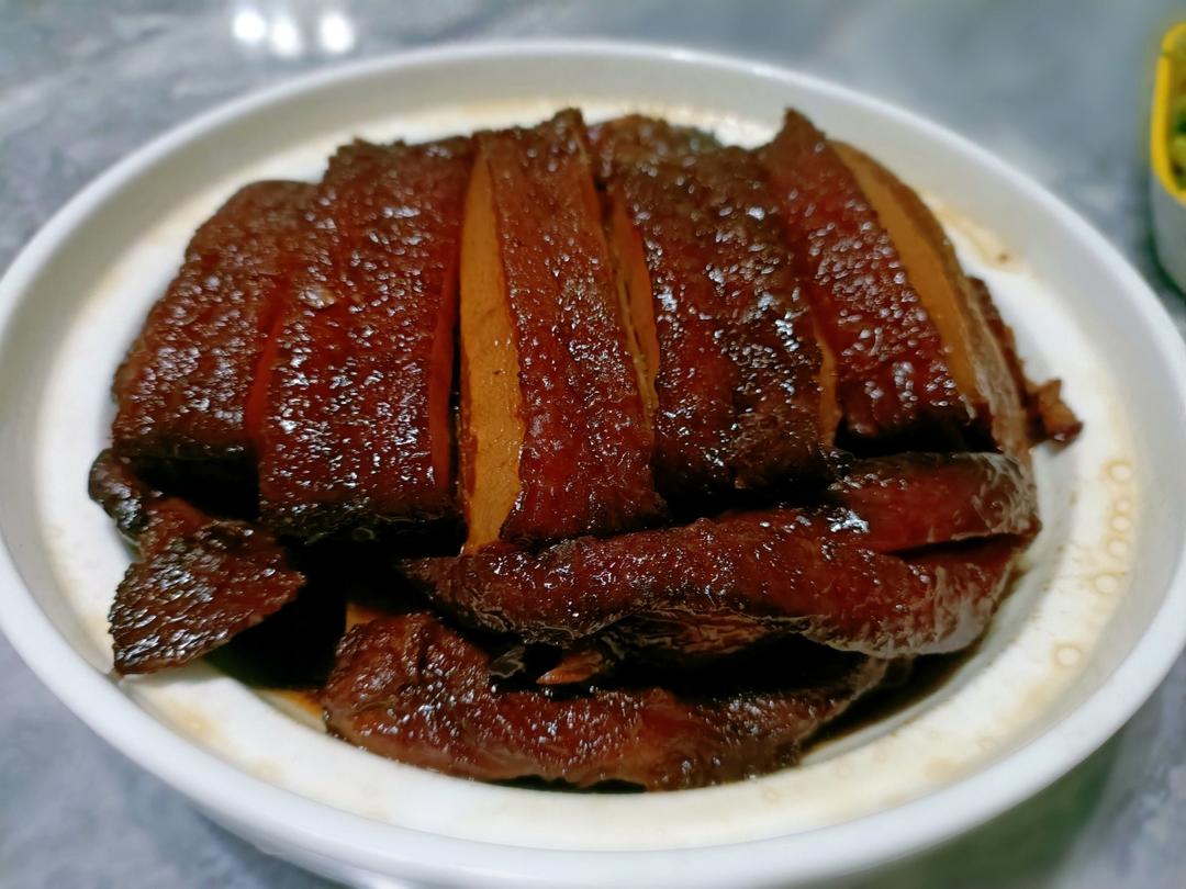 厨师长教你：广西“黄田芋头扣肉”的做法，香甜软糯，肥而不腻
