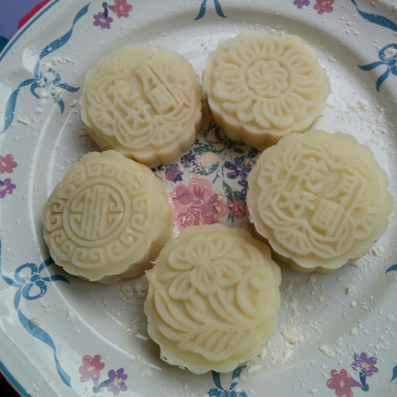 彩色冰皮月饼