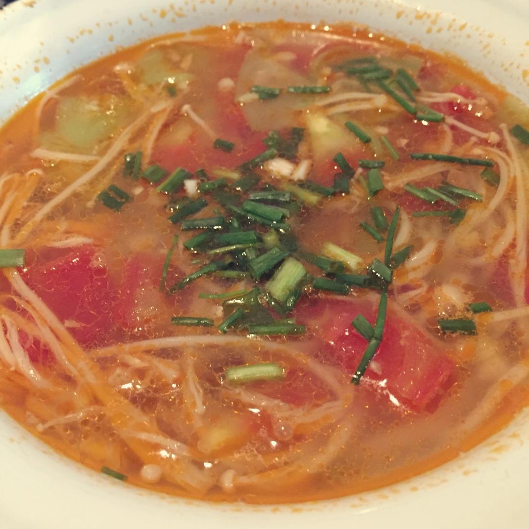 番茄丝瓜金针菇汤的做法