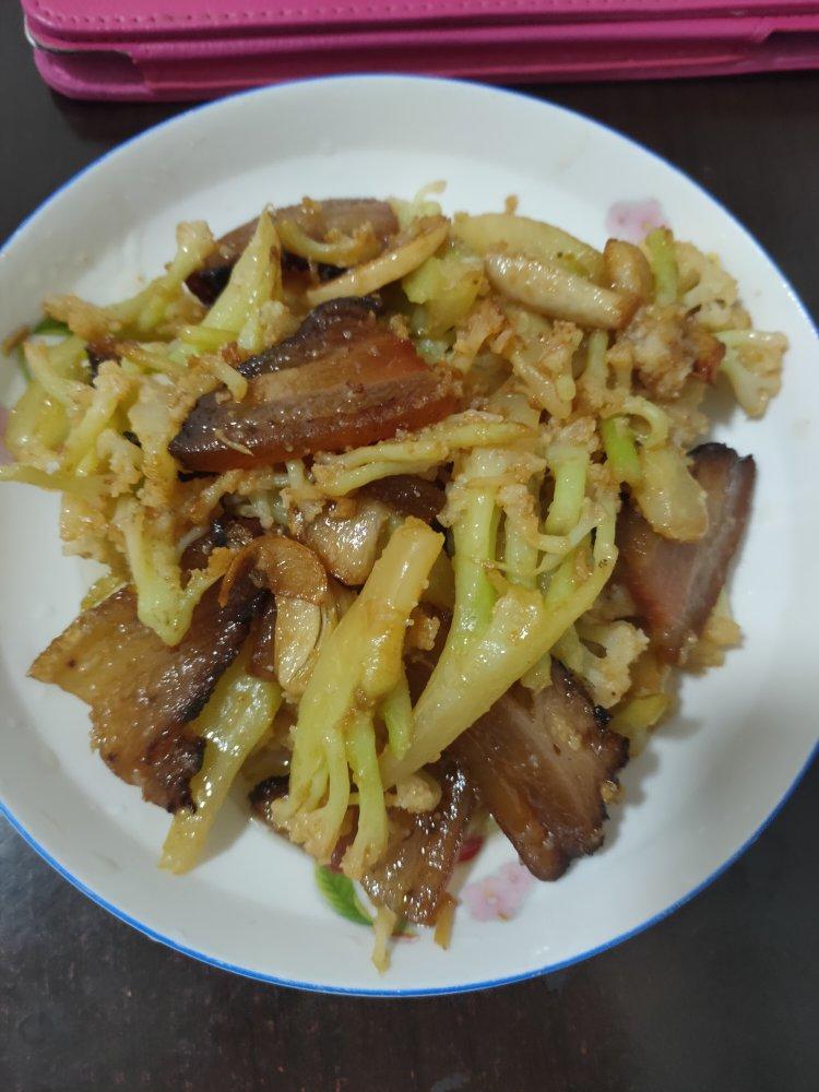 腊肉炒有机花菜