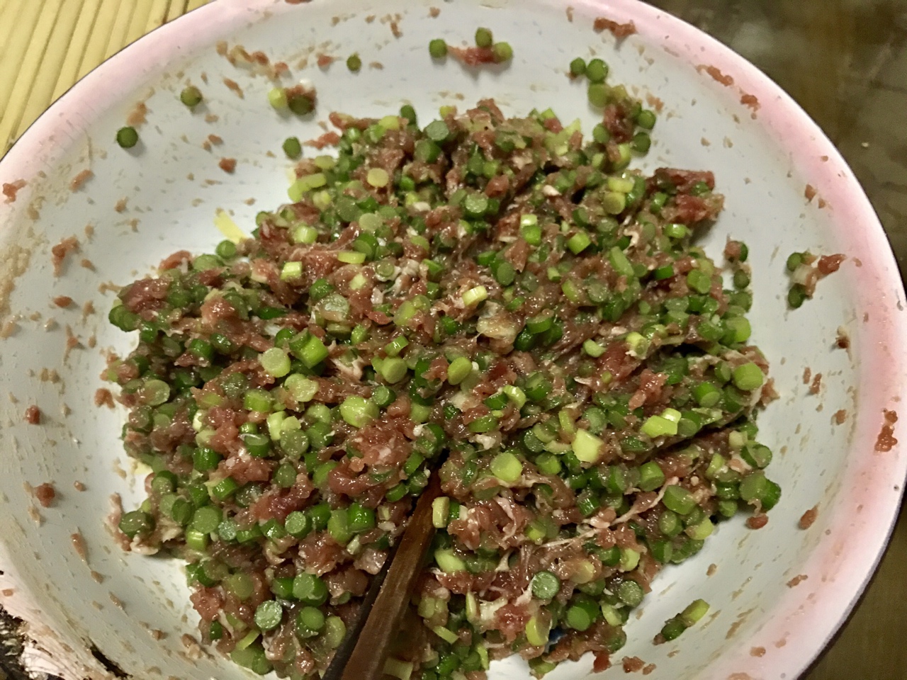 冬至过年春节都要吃的鲜甜蒜苗（蒜苔）猪肉馅饺子的做法 步骤6