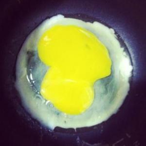 电饭锅煎蛋-简易早歺的做法 步骤1