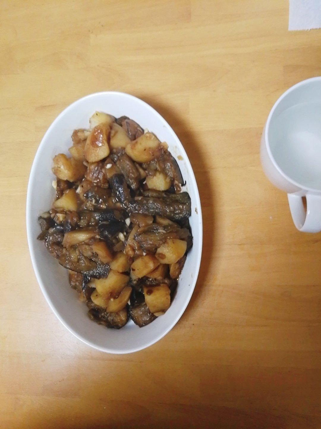 土豆炖茄子家常版，土豆茄子一起炖特别受欢迎，赶紧试试